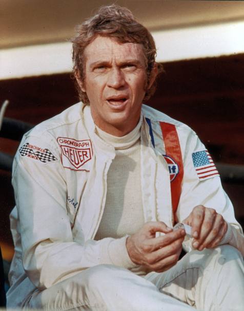 Steve McQueen nasce il 24 marzo 1930. L&#39;attore americano, scomparso nel 1980, era un grande appassionato di motori e pilota di autro e moto, tanto che rinunciava alle controfigure quando poteva mettersi lui al volante di una supersportiva o in sella a una due ruote. Eccolo in tenuta da pilota nel film di Lee Hatzin 
